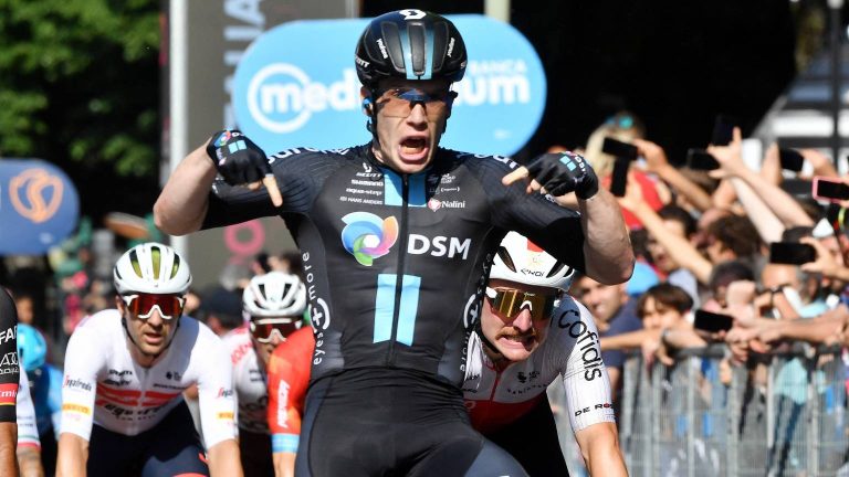 Dainese verrast favorieten in elfde Giro-rit, nieuw kurkincident blijft daarna uit