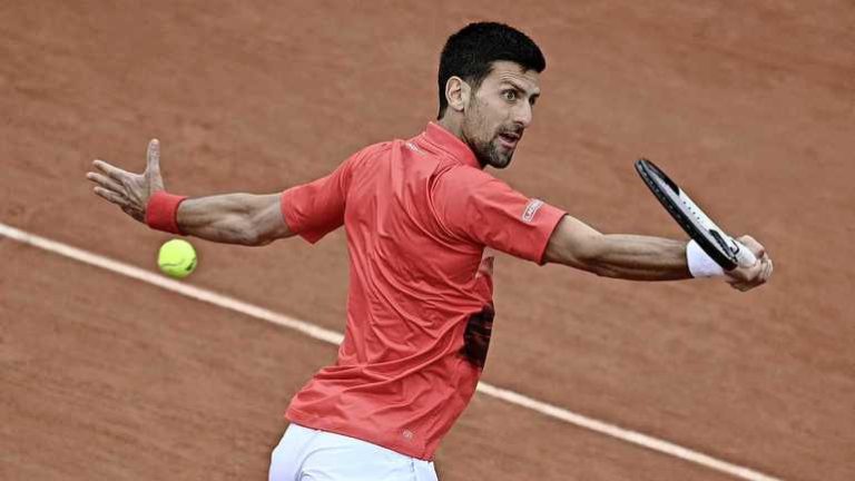 Novak Djokovic overtuigend naar kwartfinales op Roland Garros