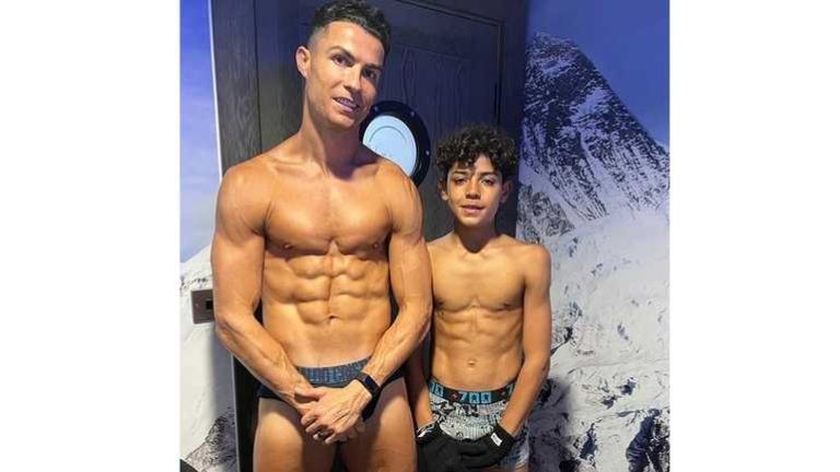 Zo vader zo zoon: 11-jarige Ronaldo junior hard op weg om sixpack te kopiëren