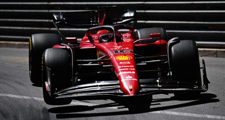 VT1: Vliegende start van Leclerc, Mercedes stuitert weer ouderwets over de baan