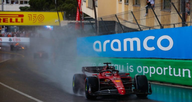 Leclerc verbijsterd na fout van Ferrari: ‘Ik weet het niet, ze riepen me gewoon naar binnen’