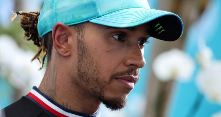 Hamilton begreep strategie Mercedes in Miami niet: ‘Dat is hun taak’
