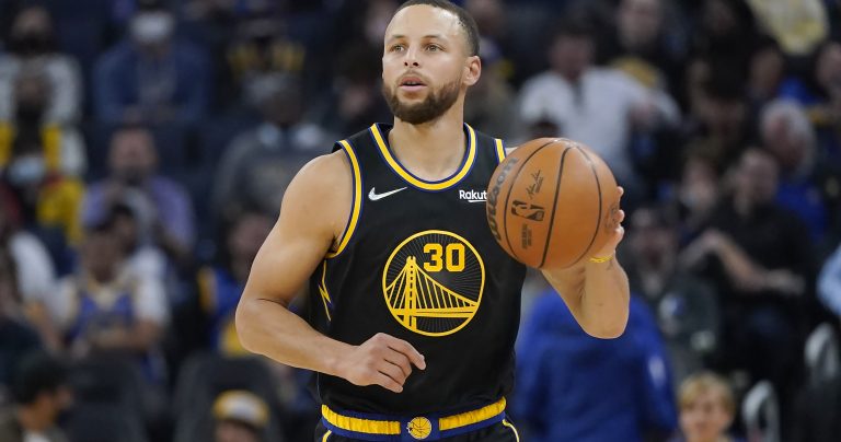 Uitblinker Stephen Curry helpt Warriors voorbij Mavericks