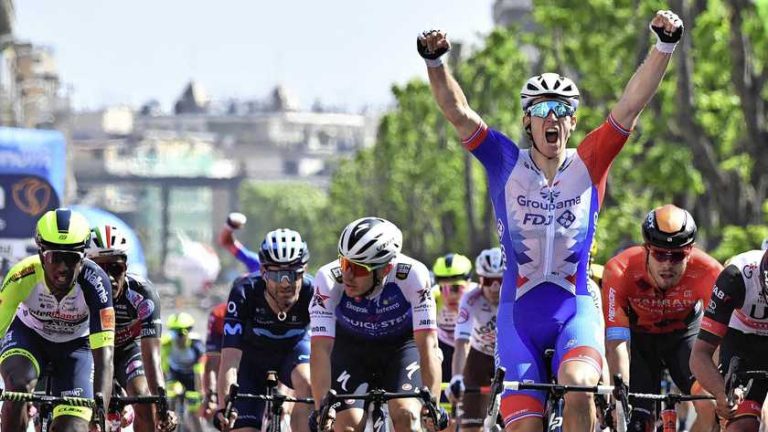 Ramon Sinkeldam leidt Arnaud Démare naar ritzege in Giro d’Italia