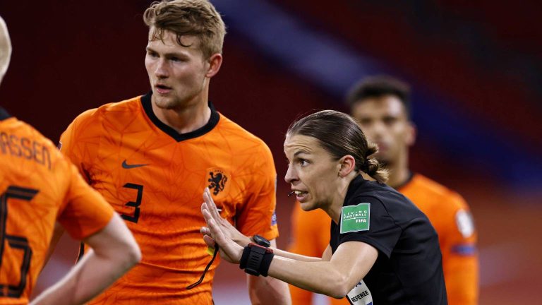 FIFA wijst voor het eerst vrouwelijke arbiters aan voor WK, ook Makkelie naar Qatar