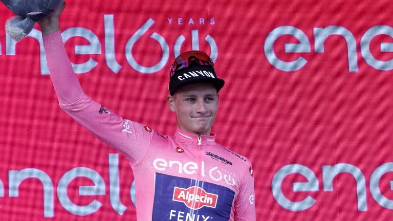 Eerste roze trui voor Van der Poel na zege openingsetappe Giro d’Italia