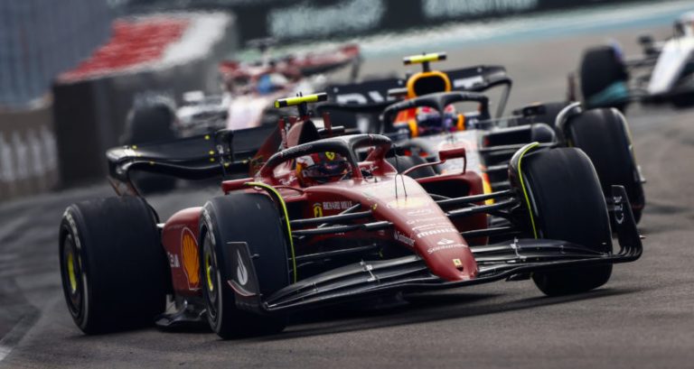 Sainz: ‘Derde plek in Miami geen opluchting, maar had het wel nodig’