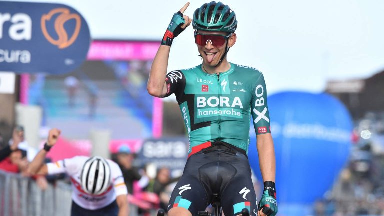 Van der Poel raakt roze trui kwijt aan López; Kämna wint op de Etna