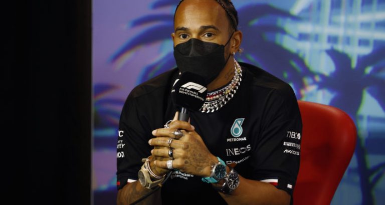Hamilton begrijpt aanscherping regels FIA niet: ‘Is een stap terug’