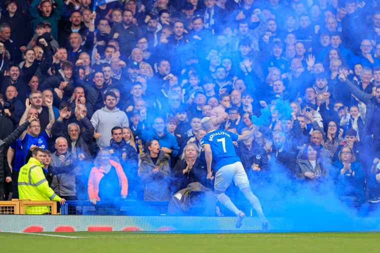 Crisisclub Everton vloert Chelsea dankzij attente Richarlison en wereldredding