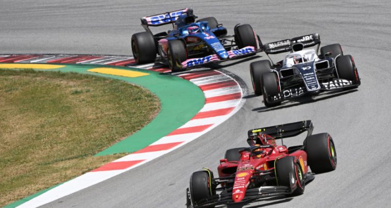 Gasly teleurgesteld door nieuwe regels: ‘Topteams nog meer klasse apart’