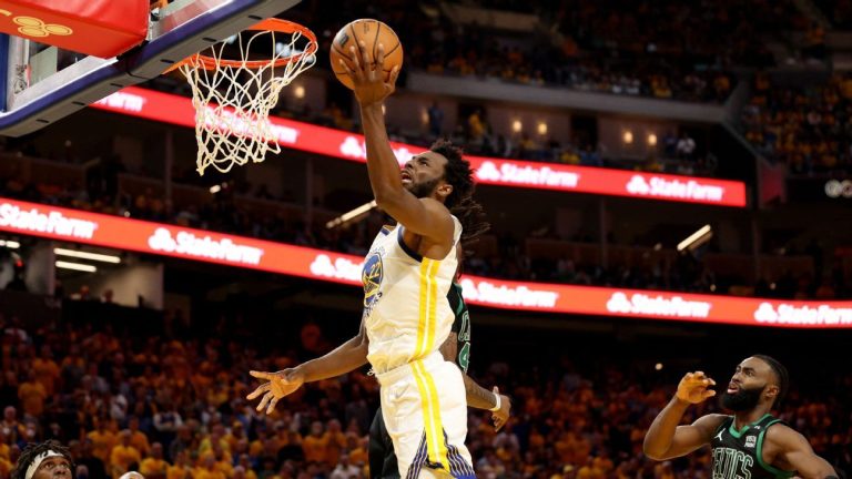 Weergaloze Wiggins brengt Warriors op matchpoint in NBA Finals