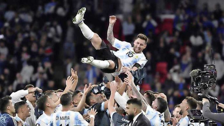 Uitblinker Messi toegezongen en de lucht in gegooid