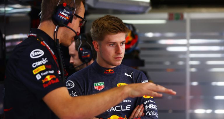 Red Bull-junior Jüri Vips geschorst om racistisch taalgebruik