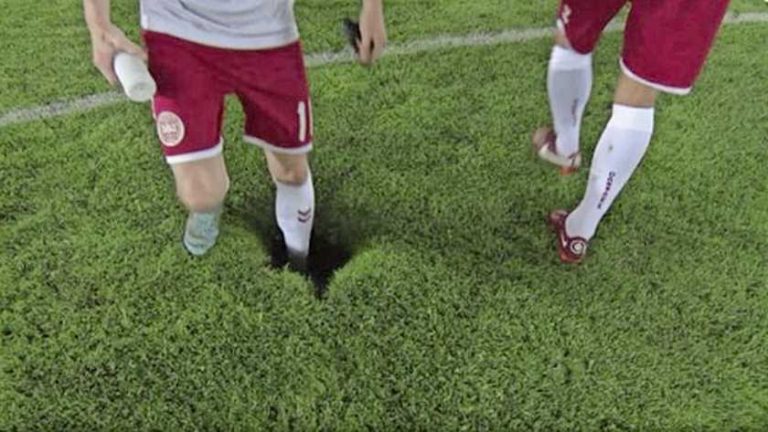 Onbegrip Denen over ’sinkhole’ midden op het veld: ’Dit kan carrières kosten’