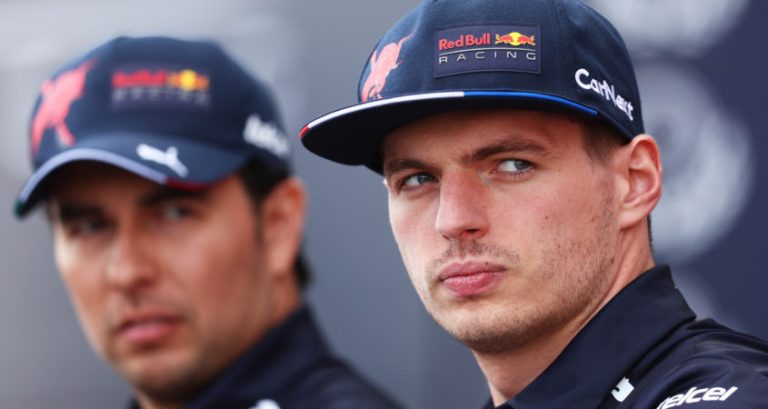 Verstappen niet blij met ingrijpen FIA: ‘Moet niet zo zijn dat team klaagt en regels dan veranderen’