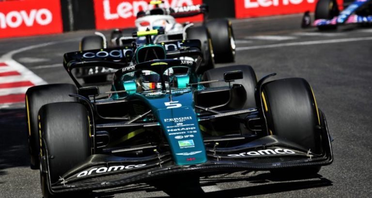 Vettel neemt even ‘de nooduitgang’, maar pakt toch nog P6: ‘Heel goed resultaat voor ons’