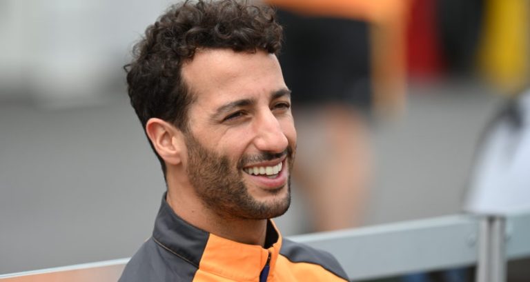 Ricciardo neemt het op voor Hamilton: ‘Hij overdreef rugklachten in Bakoe niet’