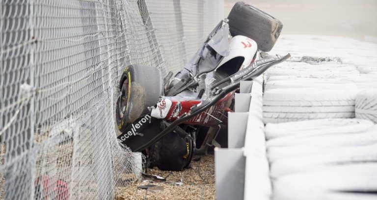 Guanyu Zhou in orde na zware startcrash in GP Groot-Brittannië