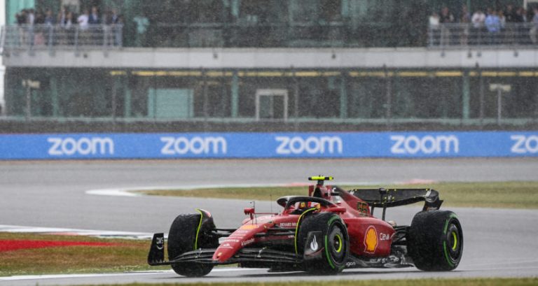 Sainz houdt Verstappen op valreep van poleposition af op nat Silverstone