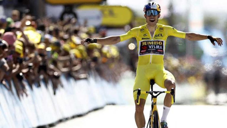 Oppermachtige Van Aert pakt dagzege in Tour na fraai kunststukje