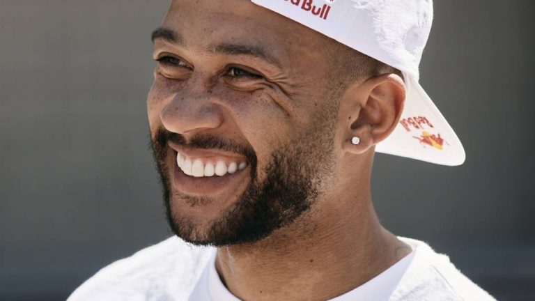 Depay geniet, verbindt en denkt niet aan transfer: ‘Ben speler van Barcelona toch?’