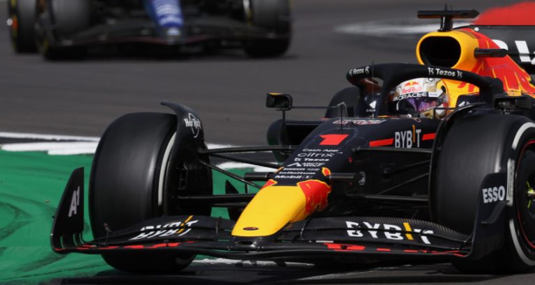 Verstappen beperkt schade in WK met gehavende auto: ‘Stuk vloer was eraf gescheurd’