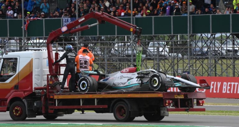 Russell hoopte na startcrash weer mee te doen: ‘Vroeg marshals auto niet aan te raken’