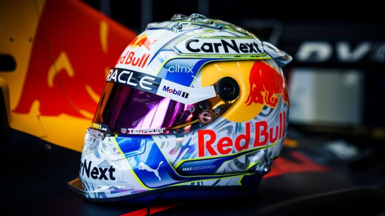 Verstappen toont speciale helm voor Oostenrijkse Grand Prix