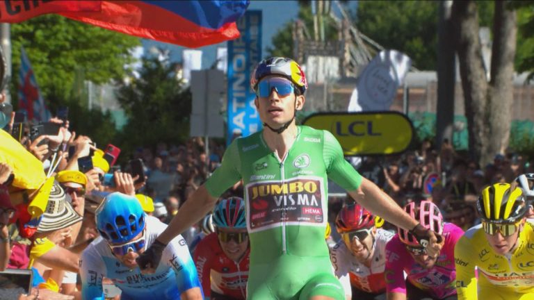 Van Aert klopt Matthews en Pogacar in sprint en wint zijn tweede rit deze Tour