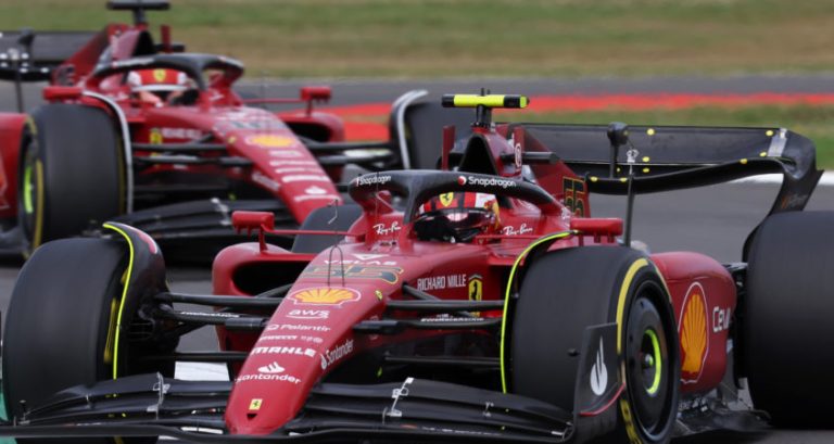 Sainz pakt eerste F1-zege in sensationele race op Silverstone, Verstappen zevende door problemen