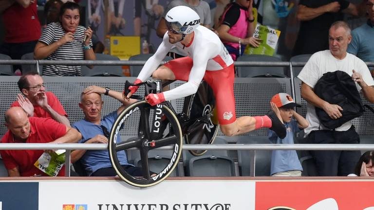 Baanwielrenner vliegt publiek in bij horrorcrash Commonwealth Games