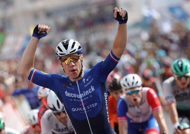 Jakobsen verslaat Van Aert en sprint naar ritzege in tweede Touretappe