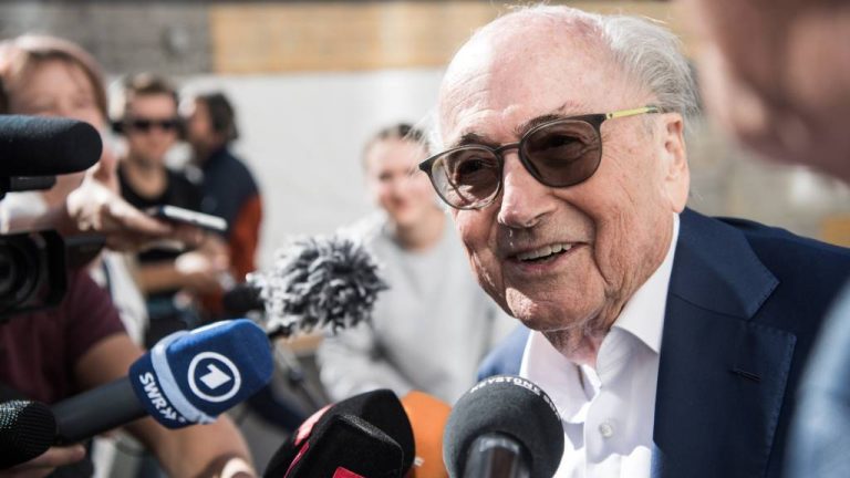 Blatter en Platini vrijgesproken in corruptiezaak: ‘Eindelijk gerechtigheid’