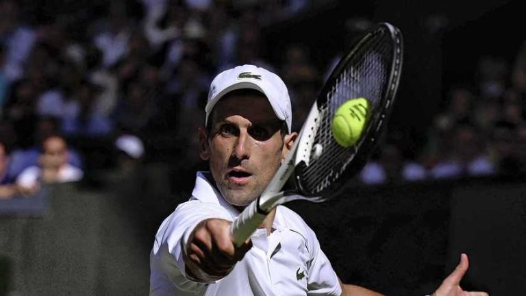 Djokovic komt valse start te boven en staat in finale Wimbledon