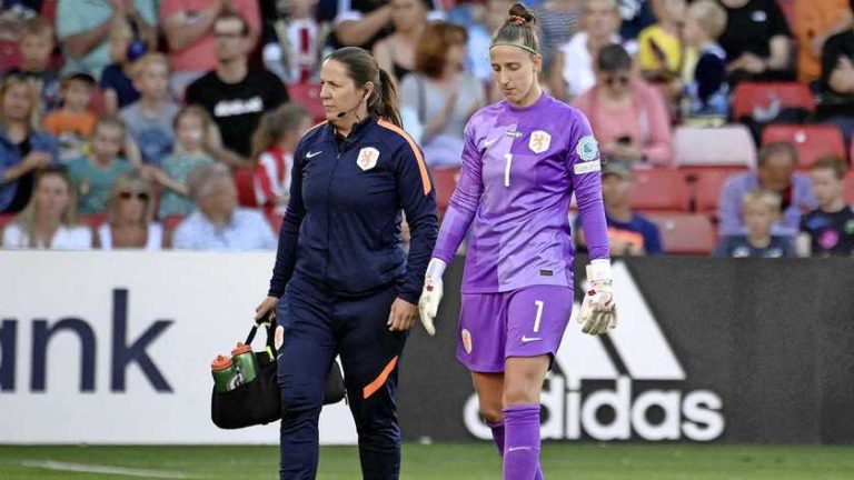 Oranje-keeper Sari van Veenendaal stopt per direct: ’Tijd voor nieuwe dromen’