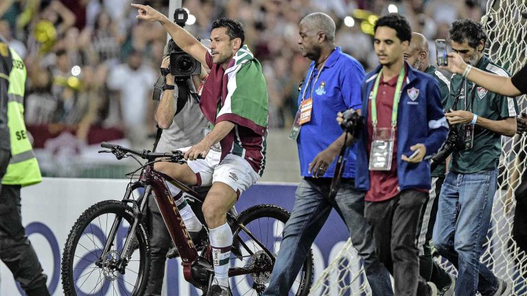 Op een fiets je carrière afsluiten: Fred krijgt staande ovatie in volgelopen Maracana