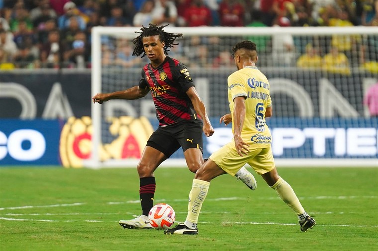 Aké doorbreekt stilte na aanhoudende berichten over Chelsea-transfer