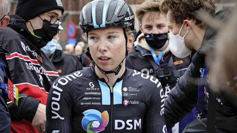 Dag dat wielrenners aankomen in Parijs, vertrekt Tour de Femmes