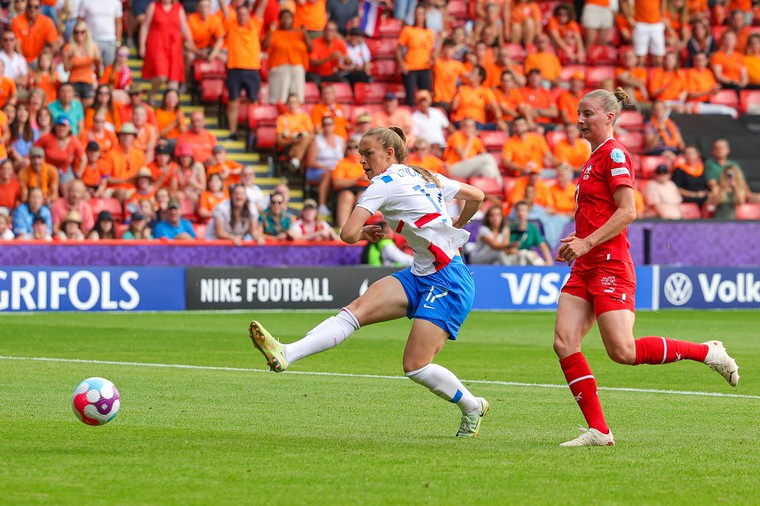 Invalsters leiden worstelend Oranje naar kwartfinale tegen favoriet Frankrijk