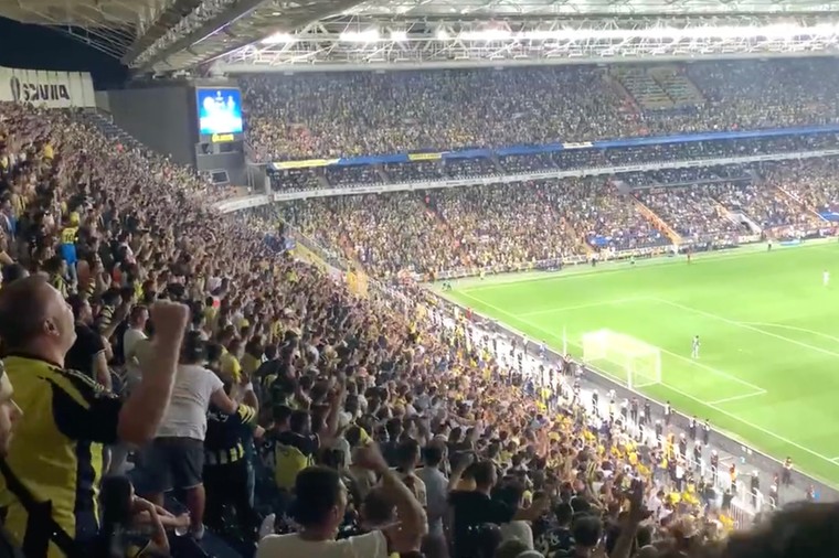 Fenerbahçe door het stof na Poetin-liedjes