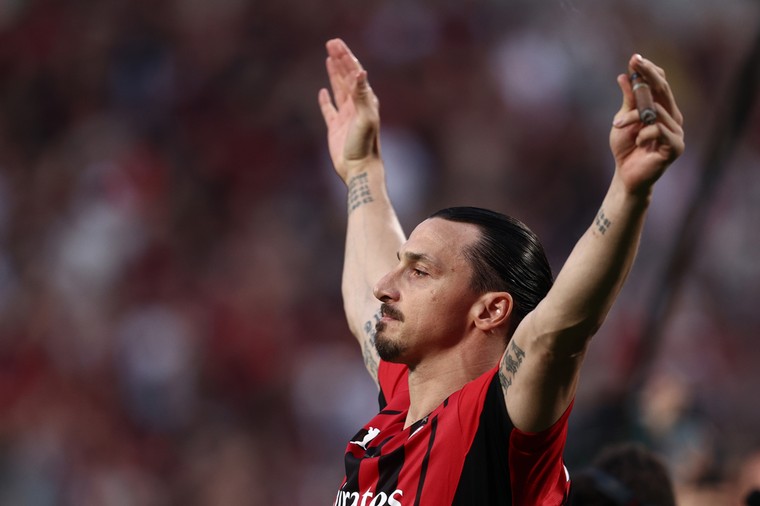 Ibrahimovic (40) stelt voetbalpensioen uit en tekent nieuw contract bij Milan