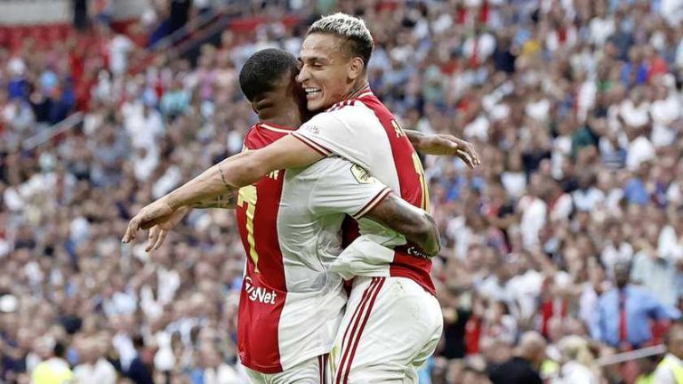 Zomercarnaval in ArenA: Antony en Bergwijn loodsen Ajax langs FC Groningen