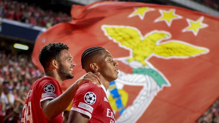 Neres in ouderwetse vorm helpt Benfica langs Kiev naar de Champions League