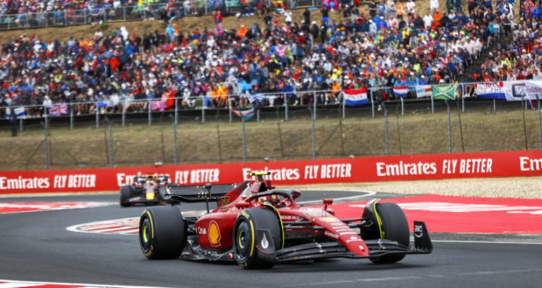 Sainz hoopt op hulp Red Bull voor titelhoop: ‘Hebben uitvalbeurten nodig’