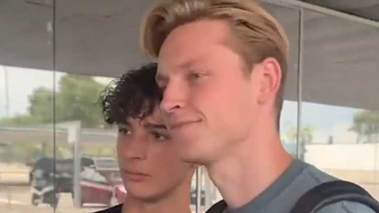 Frenkie de Jong stapt op vliegtuig, alle media in paniek