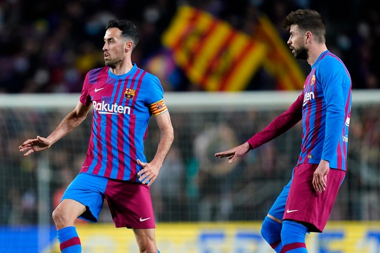 ‘Barcelona vraagt Piqué en Busquets om geld in te leveren’