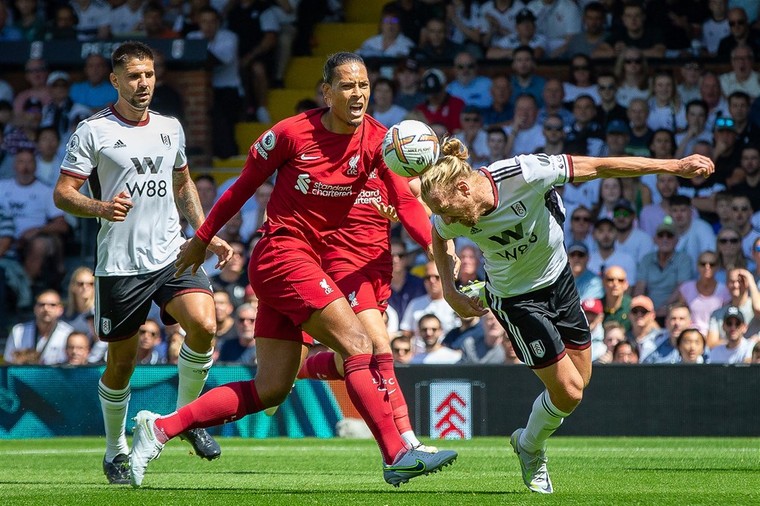 Zeldzame misstap Van Dijk levert Liverpool direct puntenverlies op