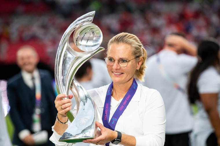 Wiegman maakt kans op UEFA-prijs, eervolle vermelding voor landgenoot
