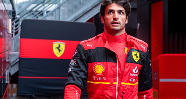 Sainz neemt het op voor strategisch team Ferrari: ‘Alles wordt hier uitvergroot’